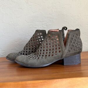 Jeffrey Campbell Green Suede Bootie ankle boots‎ size 9.5